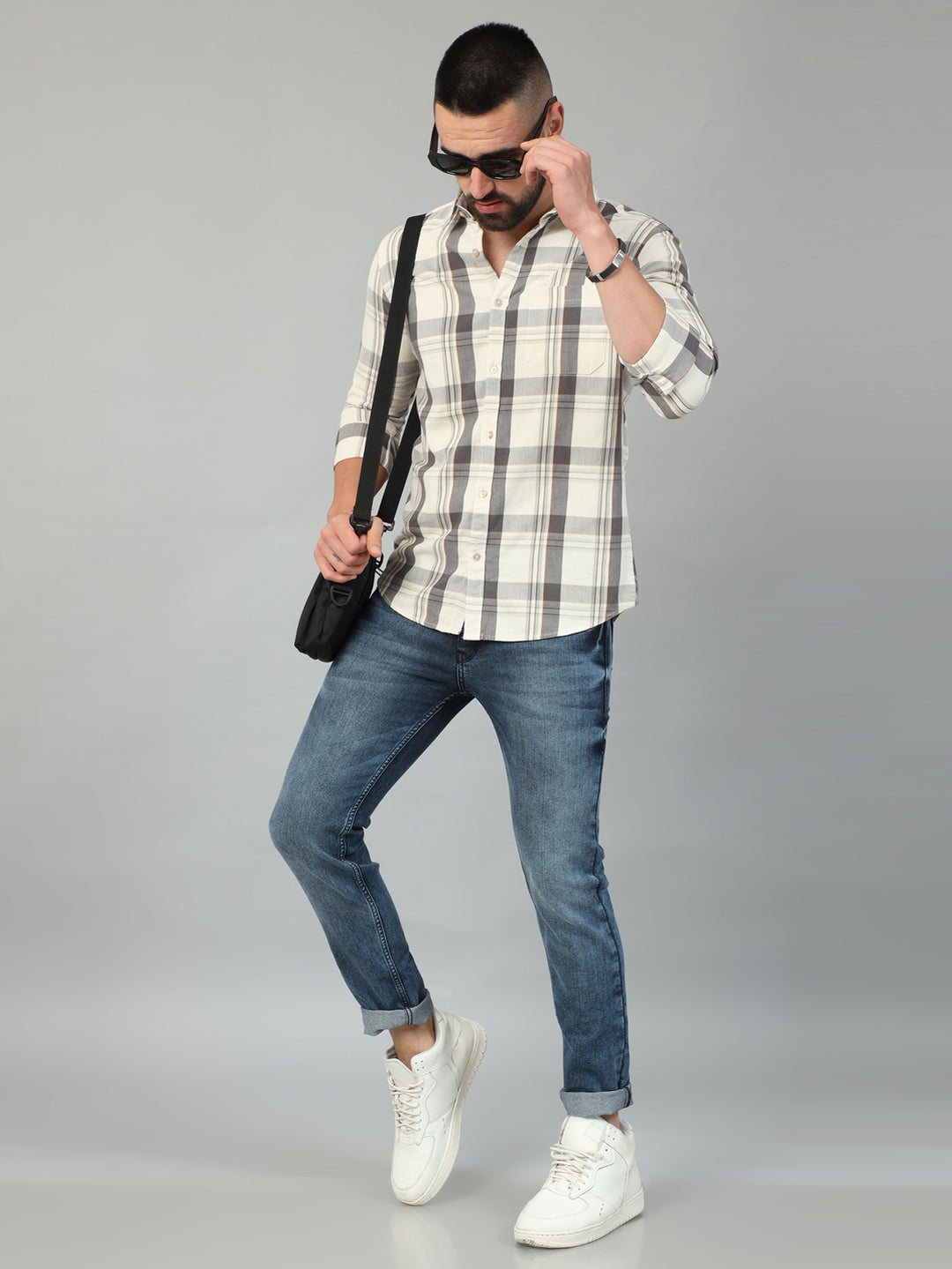 Mid Blue Solid Slim Fit Jeans Jeans Bushirt